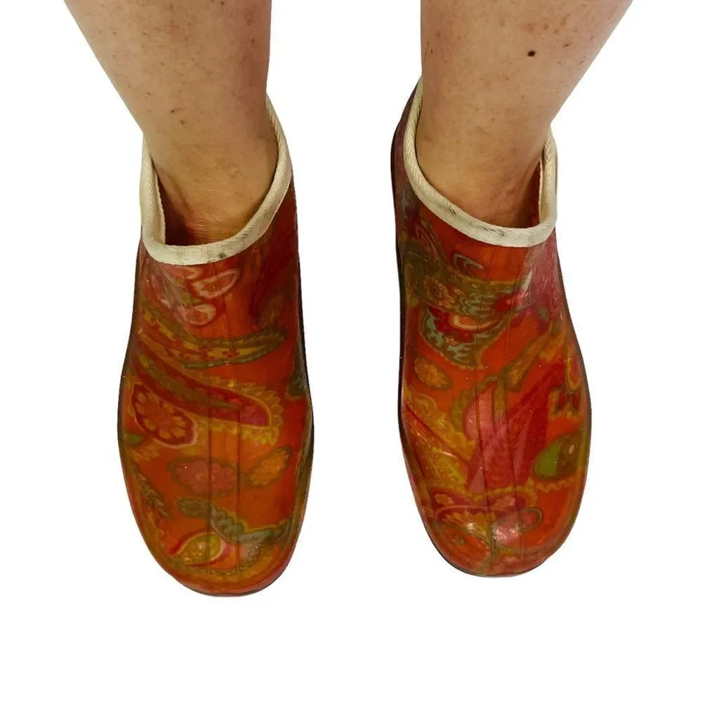10/$25🦋 JoAnn Fabrics Orange Paisley Rain Booties - Size Small